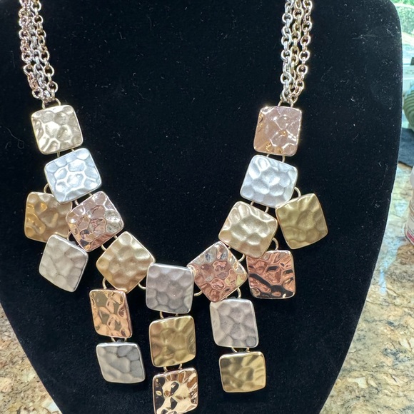 STATEMENT NECKLACE Tri color 18 in to 21 in adjustable Lobster clasp. EX… - Picture 11 of 14